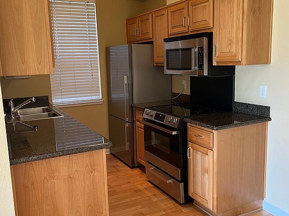 4th image of 213 Lakeshore Ct