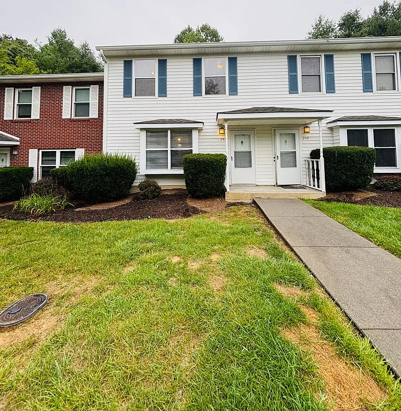 4 Bedroom 2.5 Bath Townhouse — Photo 1