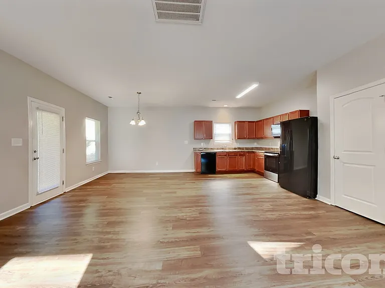 917 Leatherstone Ln — Photo 2