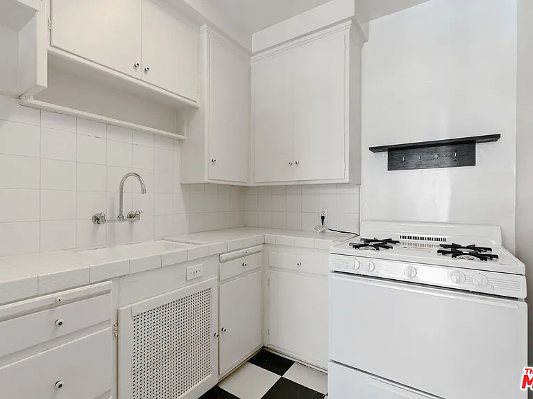 180 N Clark Dr — Photo 8