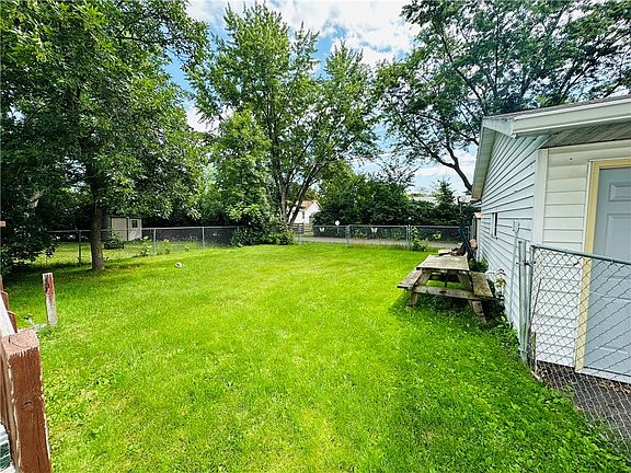5th image of 727 Wilson Street