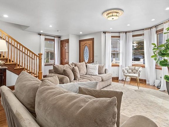 4th image of 35 Tremont St