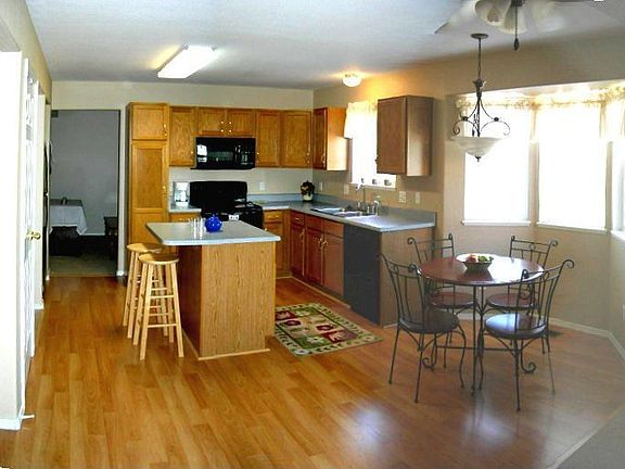 Modern kitchen w/nook