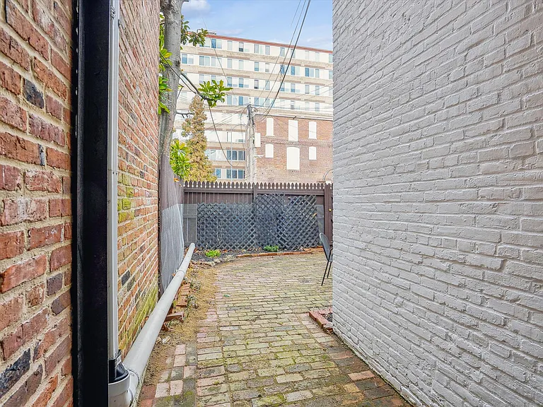 2431 I St NW #A — Photo 17