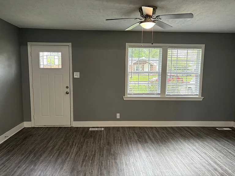 135 N Meadow Dr — Photo 3
