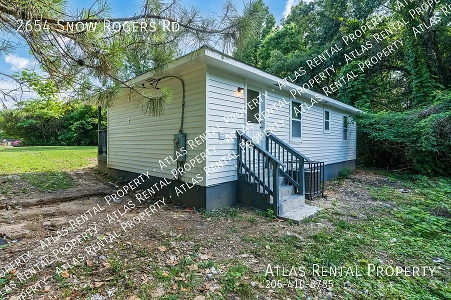 Beautifully Updated 3BR Home with Private Driveway & Spacious Yard — Photo 4