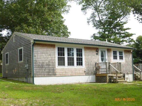 15 Linden Ave, Oak Bluffs, MA 02557