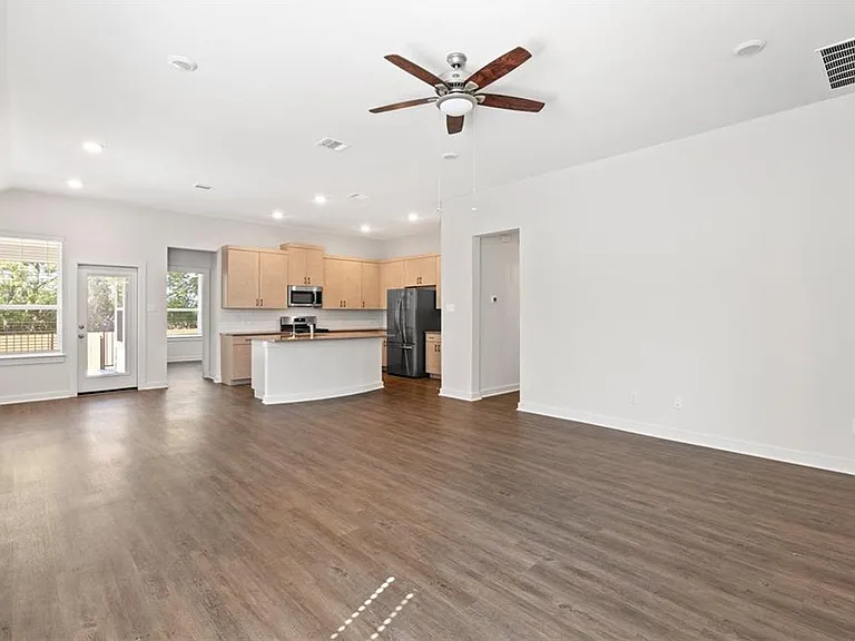 1012 Paddock Ln — Photo 3