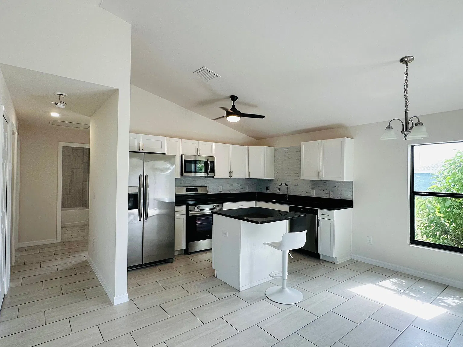 3 bed, 2.0 bath, 1505 sqft, $1,900 — Photo 4