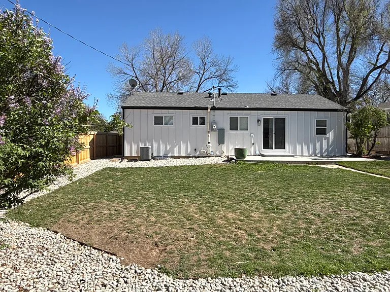 1205 S Grape St — Photo 14