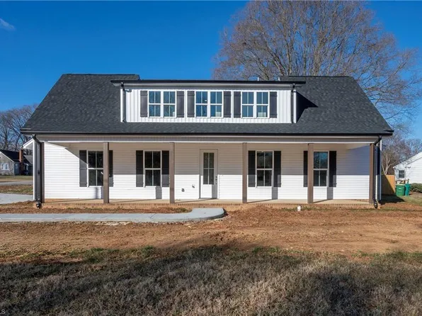 6124 Stadium Dr, Clemmons, NC 27012