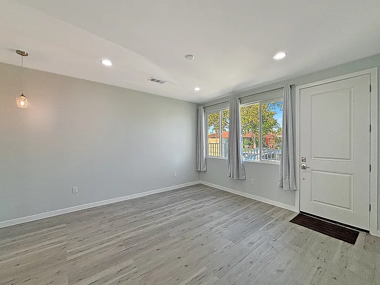 1056 N Lincoln St — Photo 9