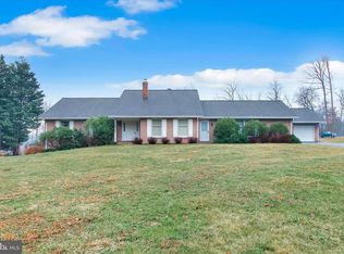 106 Deer Trail Dr, Spring Grove, PA 17362