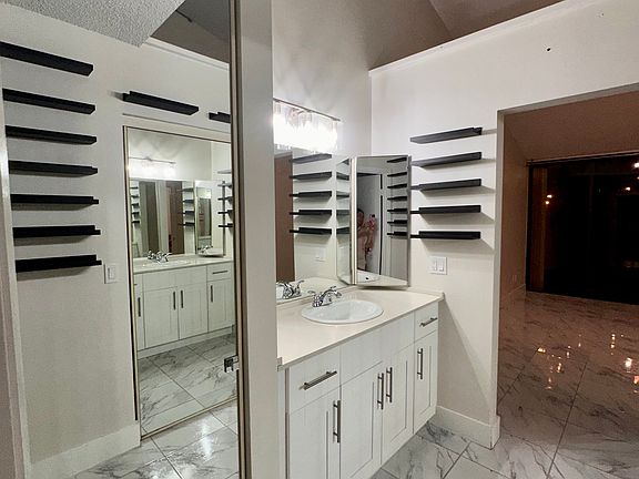 MASTER - VANITY AREA