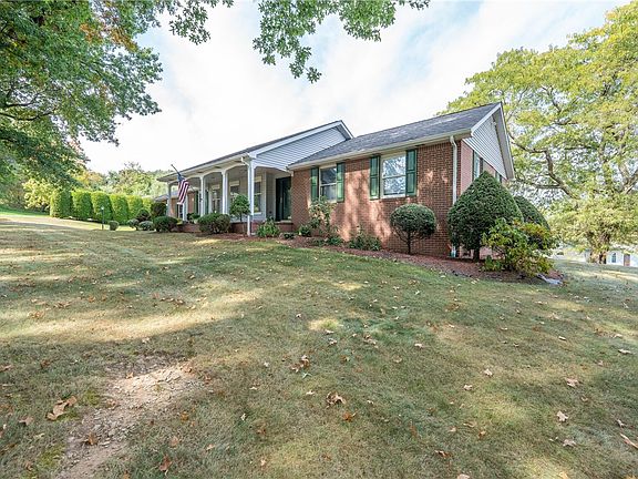 3rd image of 206 Apple Hill Dr