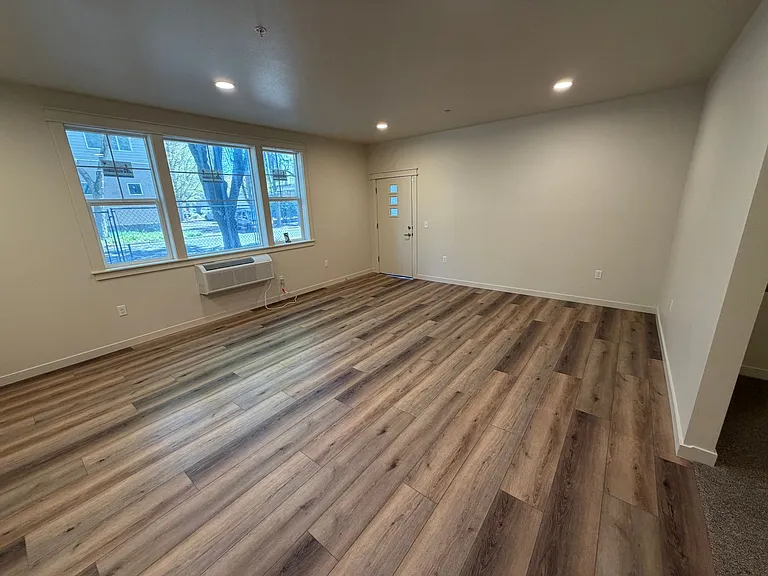 Brand New 2 bedroom 1.5 bath unit — Photo 14