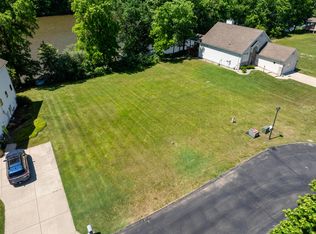 578 Swan River Dr, Benton Harbor, MI 49022