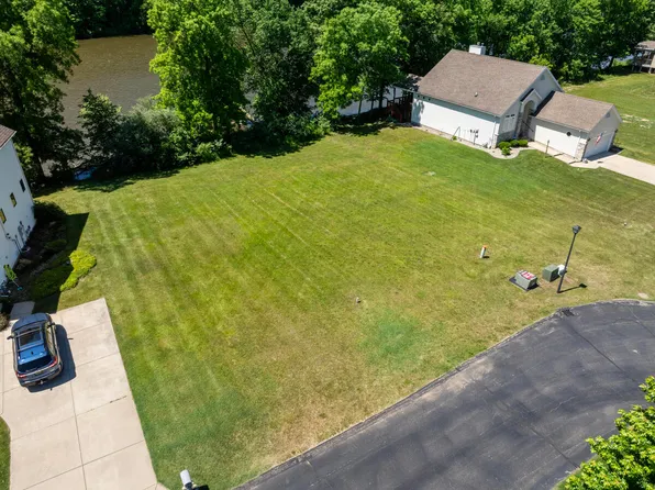 578 Swan River Dr, Benton Harbor, MI 49022