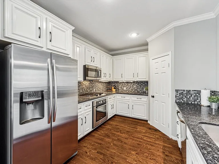 920 Cohn St — Photo 12