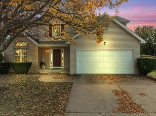 9 Plantation Ct, Bloomington, IL 61704