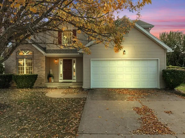 9 Plantation Ct, Bloomington, IL 61704