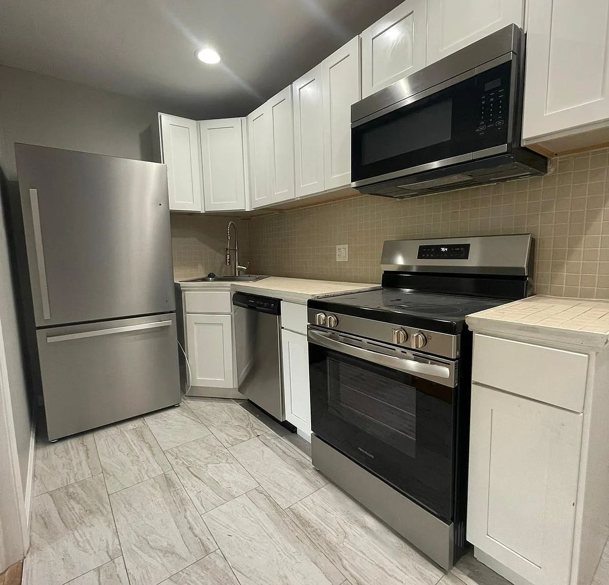 5 bed, 2.0 bath, 1500 sqft, $2,800 — Photo 2