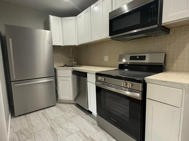 920 Whalley Ave — Photo 1