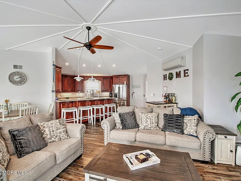 424 E Longport Ave — Photo 5