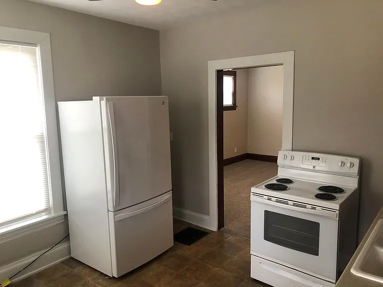 325 E Main St — Photo 4