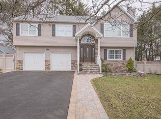 2 Walker Ave, Syosset, NY 11791