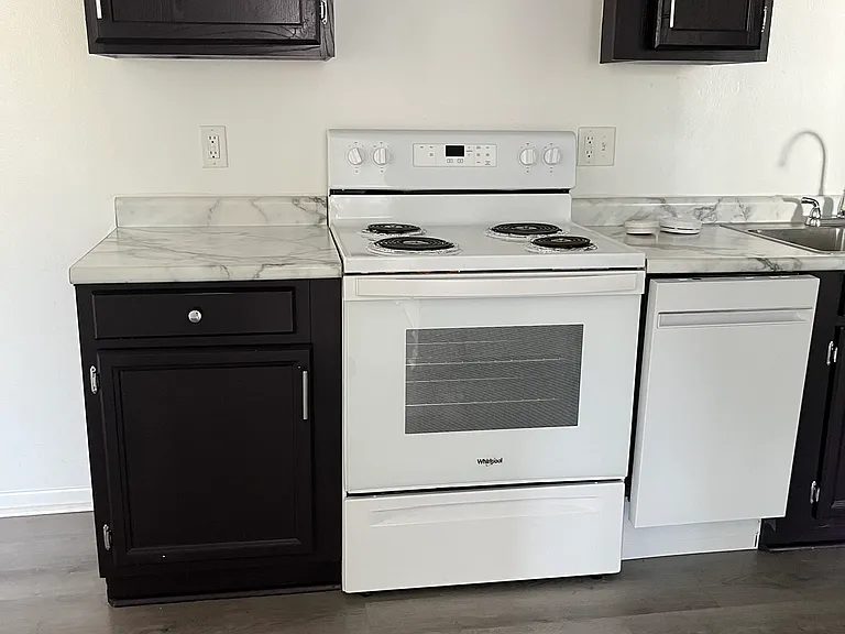 214 NW Chapel Dr #1 — Photo 2