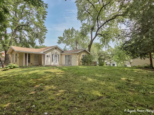 107 Manor Ave, Fox Lake, IL 60020