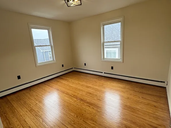451 Admiral St APT 3, Providence, RI 02908
