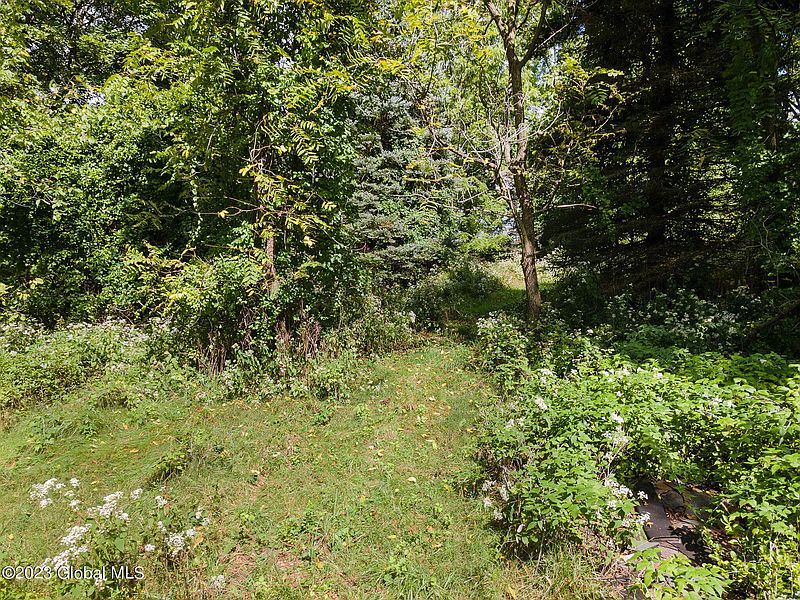 4th image of 226 Cemetery Road
