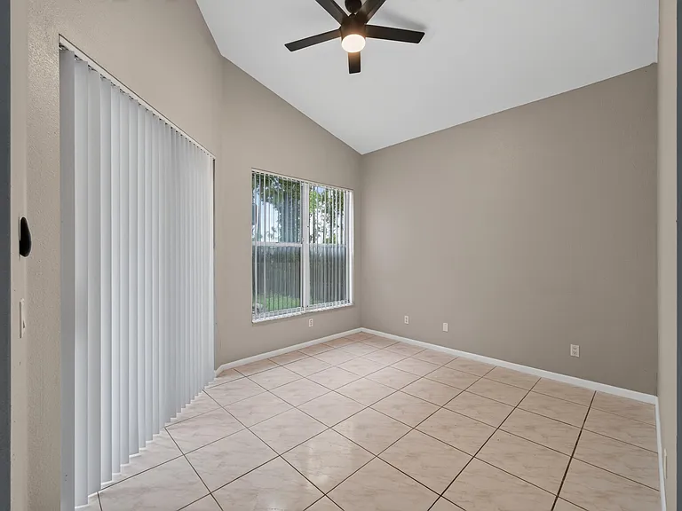4059 SW Kamsler St — Photo 8