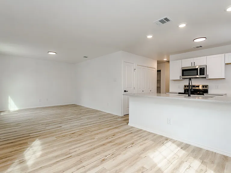 308 S 3rd St — Photo 9