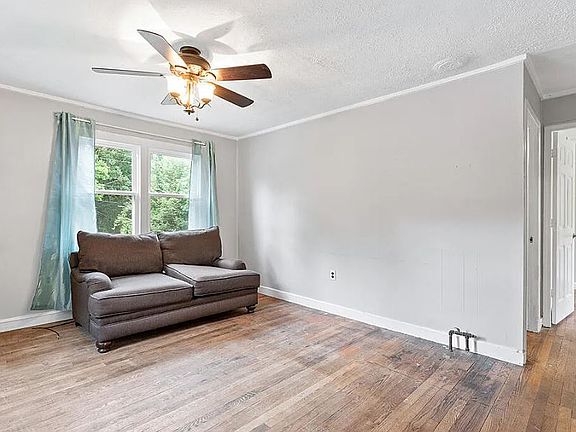 2nd image of 100 Waltham Ln