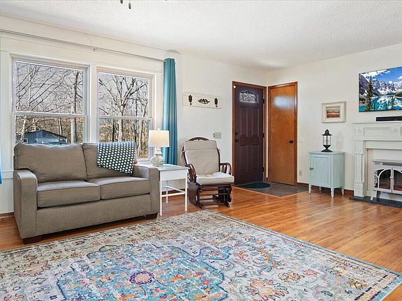 4th image of 856 Hog Creek Road