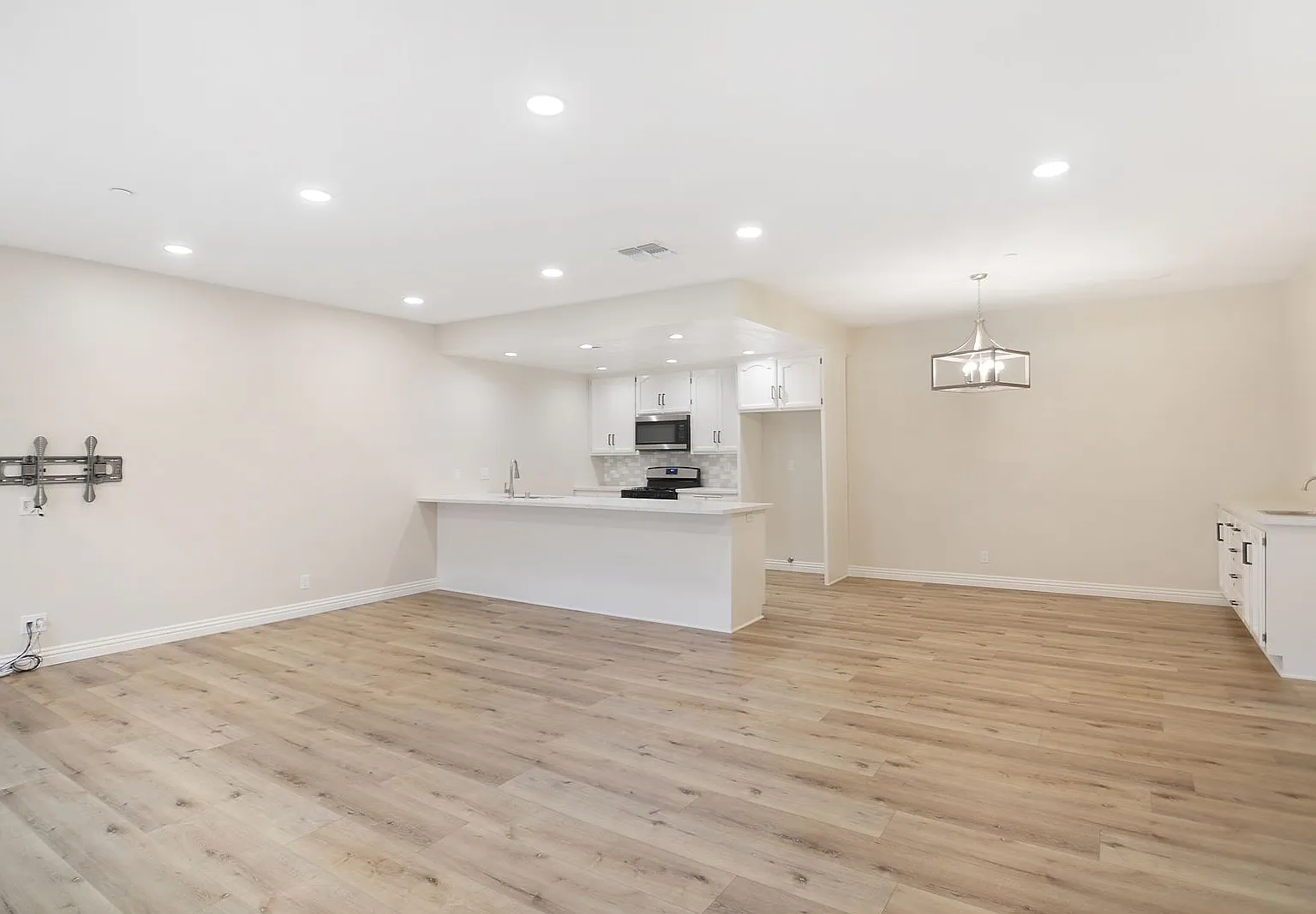 Beautiful 2 Bedroom In Fountain Valley!! — Photo 2