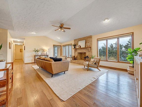 3rd image of 35 Aspen Dr