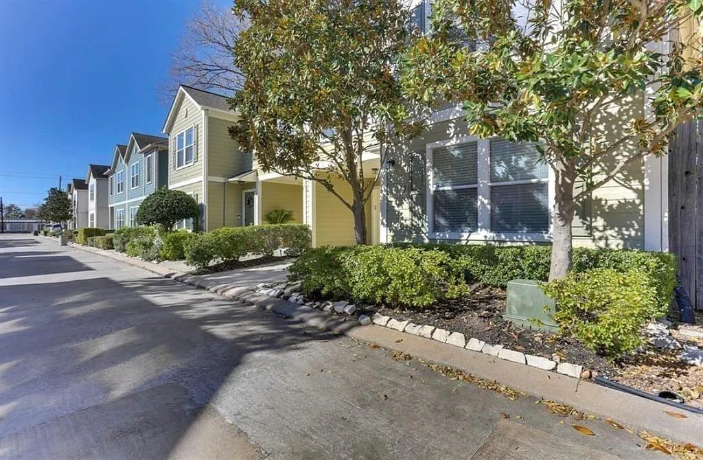 2 bed, 2.5 bath, 1754 sqft, $2,150 — Photo 2