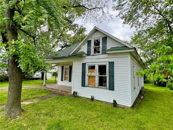 105 W 3rd St, Green Forest, AR 72638