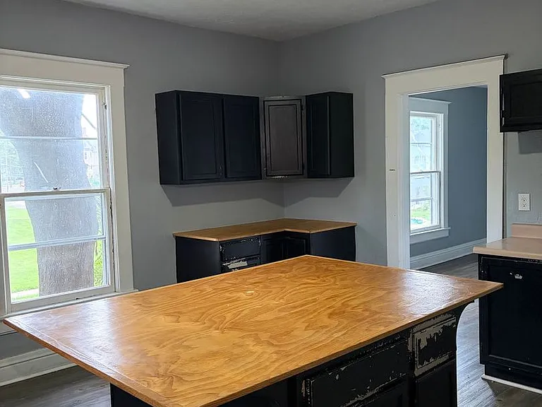 724 W Elm St — Photo 52
