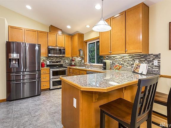 Stunning Kitchen - Tile Floors, Eating Space, even a Potato Chopper!