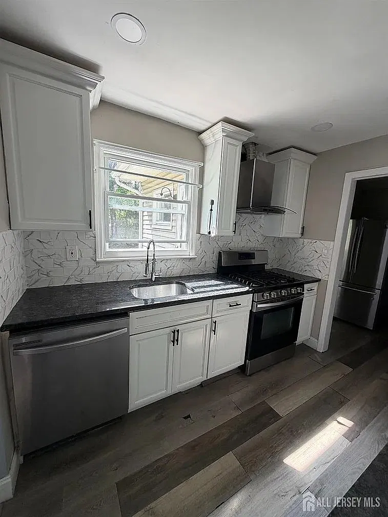5 bed, $3,775 — Photo 2