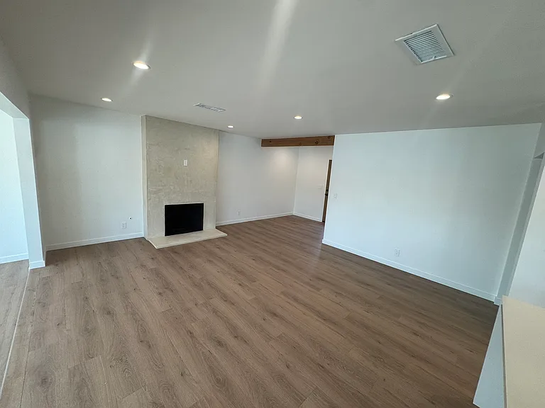 21420 Chatsworth St — Photo 6