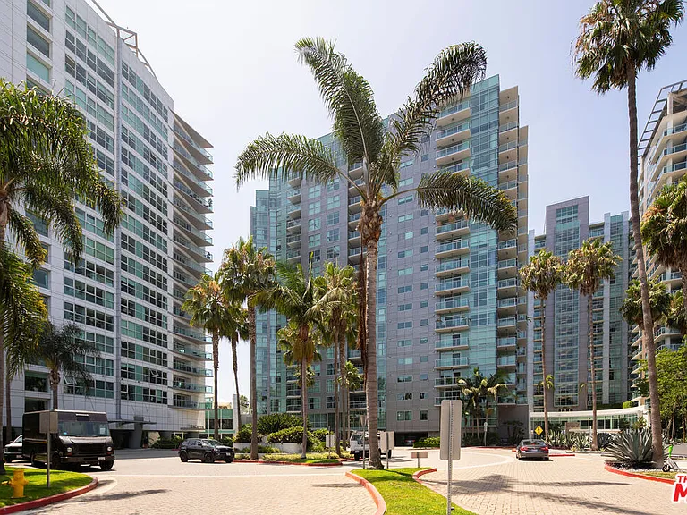 13700 Marina Pointe Dr #327 — Photo 53
