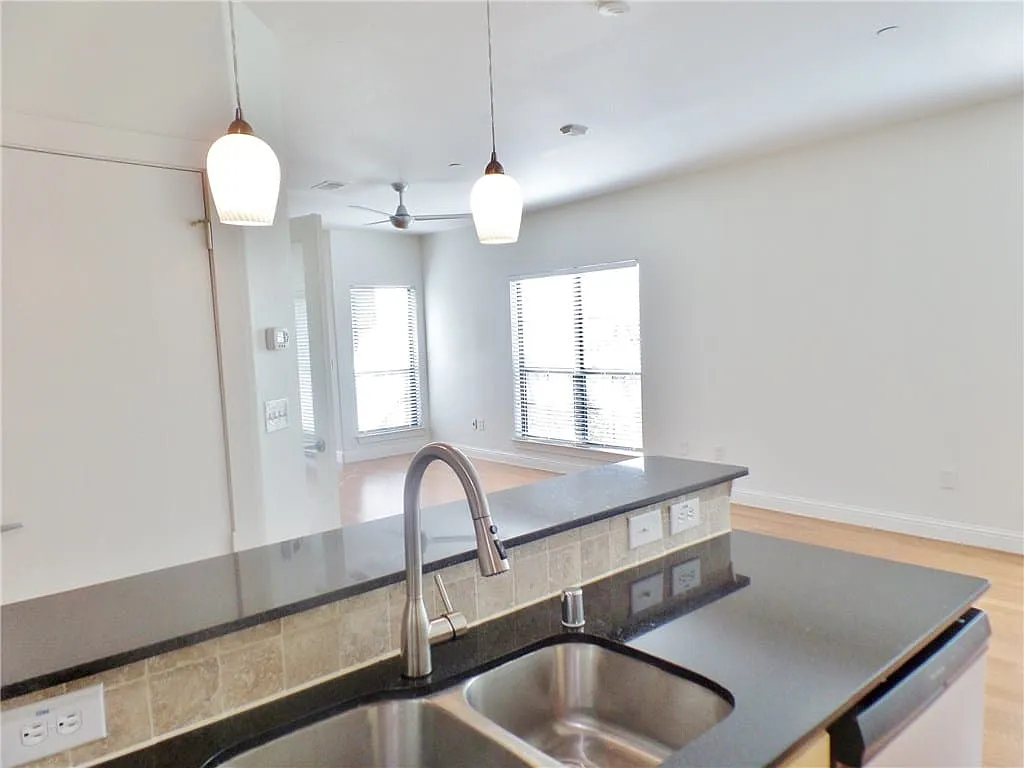 2 bed, 2.0 bath, 1147 sqft, $2,225 — Photo 3