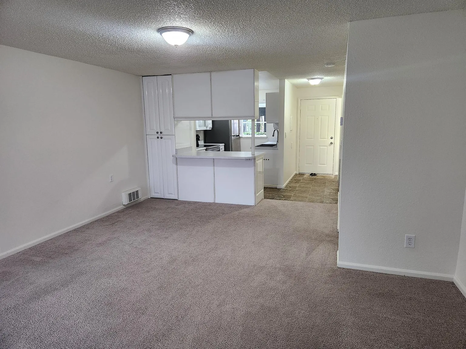 2 bed, 1.5 bath, 1184 sqft, $2,400 — Photo 3