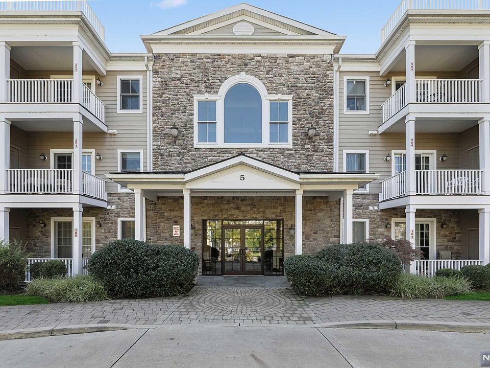 1st image of 5 Tenakill Park E APT 303